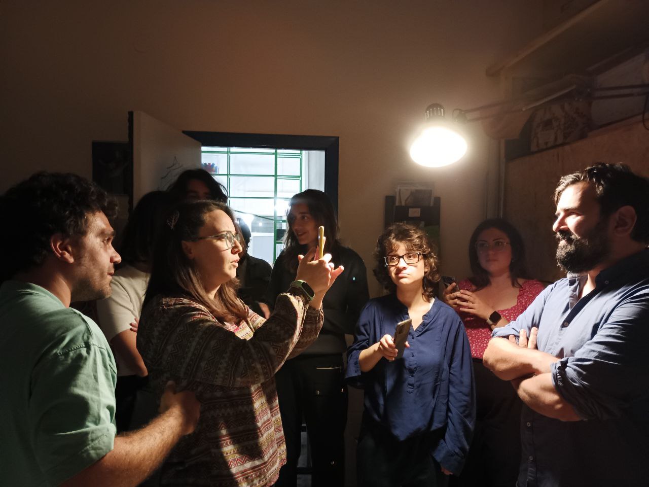 ragazzi imparano a costruire un set per il ritratto fotografico